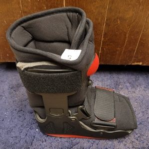 WALKING BOOT SIZE SMALL